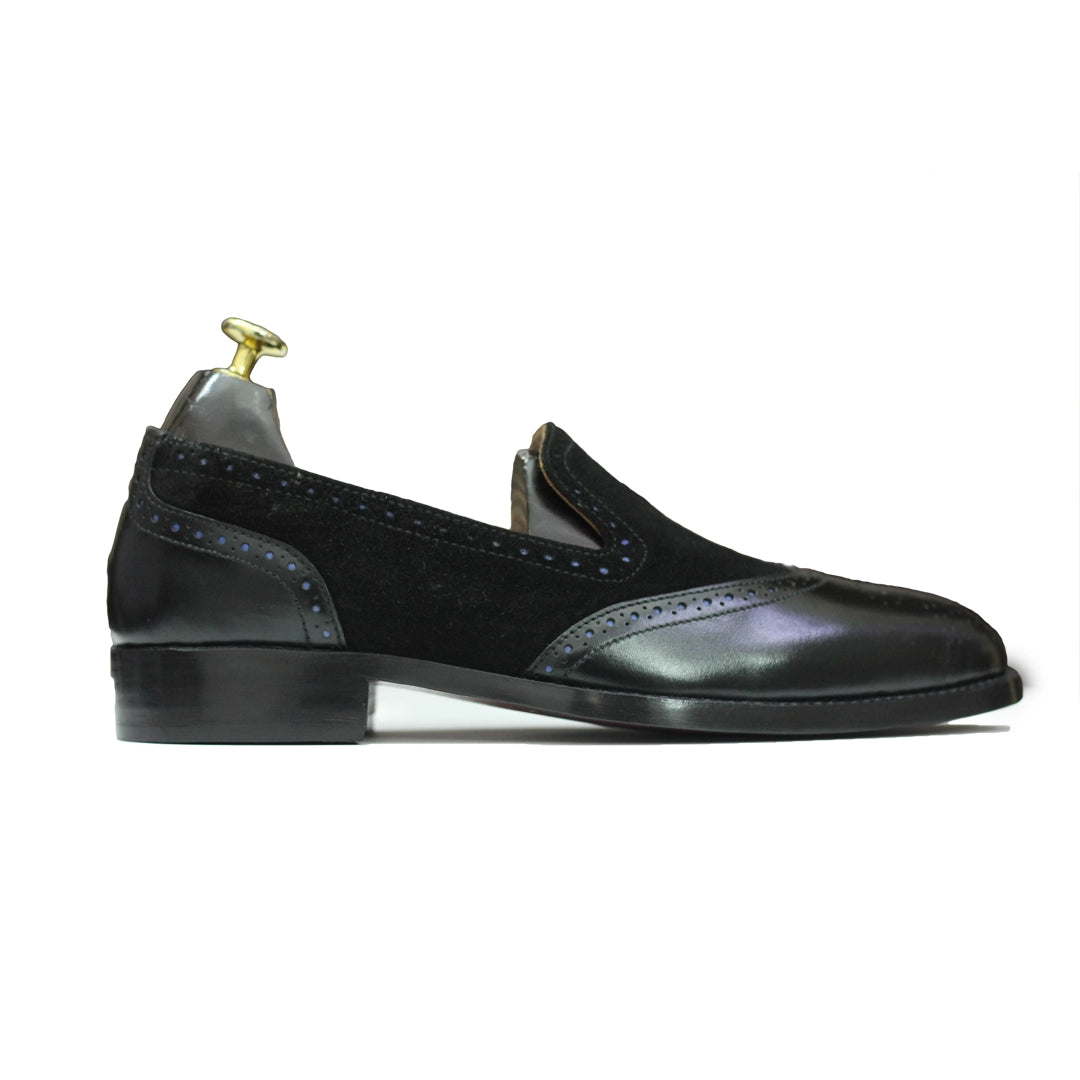Side View – Side profile of Handmade Men’s Black Moccasin Loafers with a classic wingtip and fringe design, ideal for formal dress occasions.


