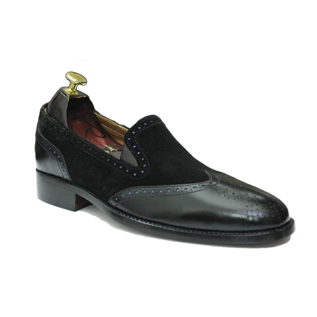 Close-Up of Fringe Detail – Close-up of the black and white fringe design on Men’s Handmade Moccasin Loafers, highlighting the premium leather finish.

