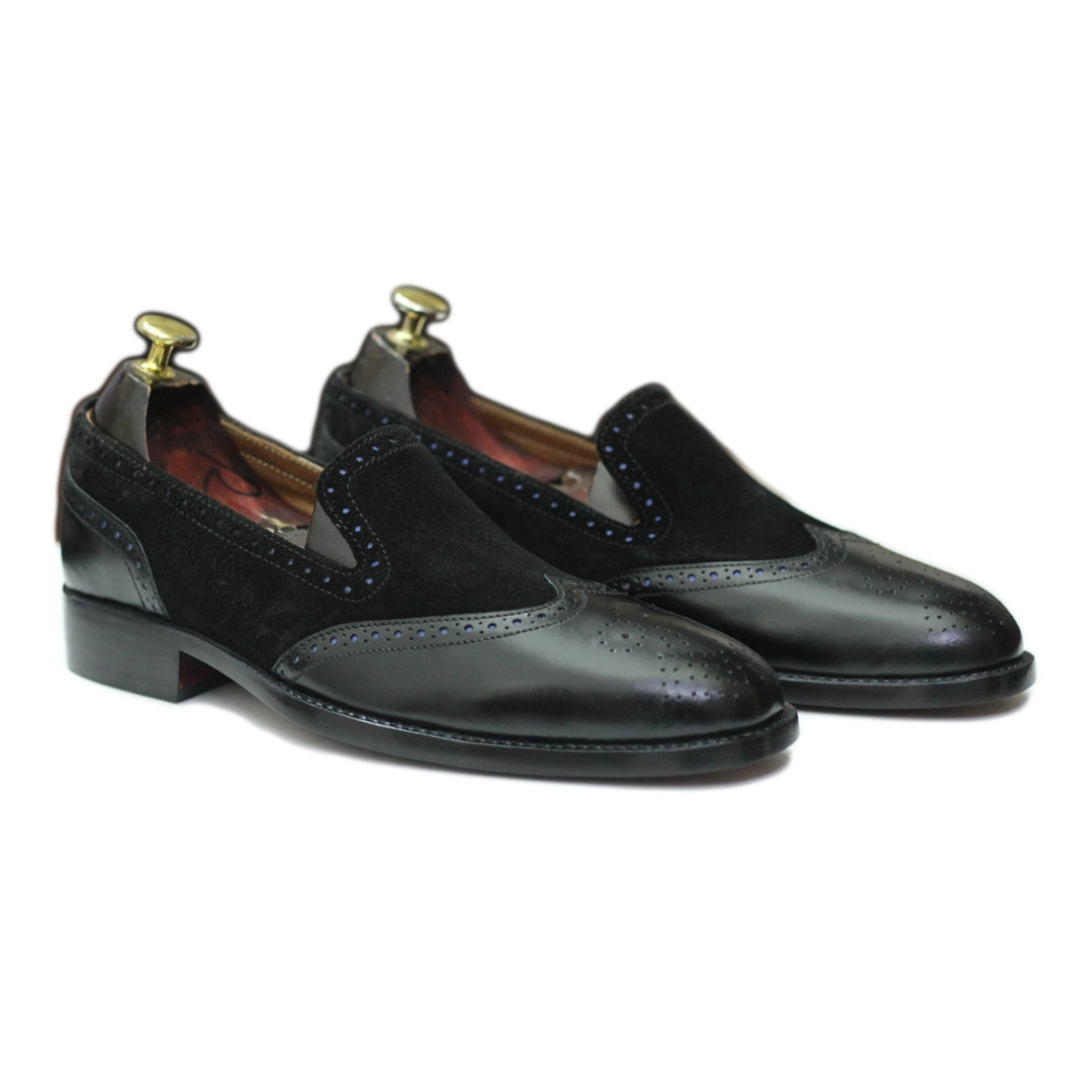 Front View – Handmade Men’s Black Moccasin Loafers, featuring a split toe design with black and white fringe details for a sleek, formal look.

