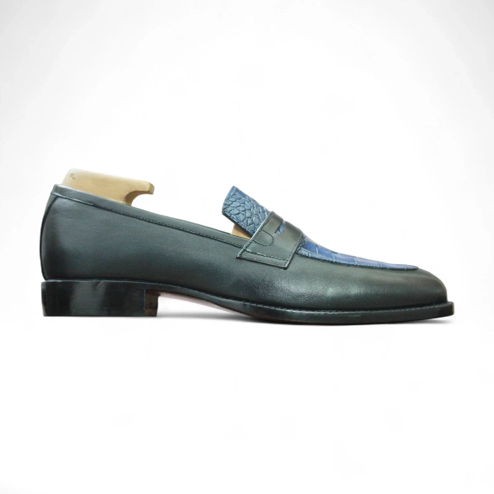 Side View – Side profile of Men’s Alligator Leather Penny Loafers, showcasing the slip-on design and luxurious leather craftsmanship.
