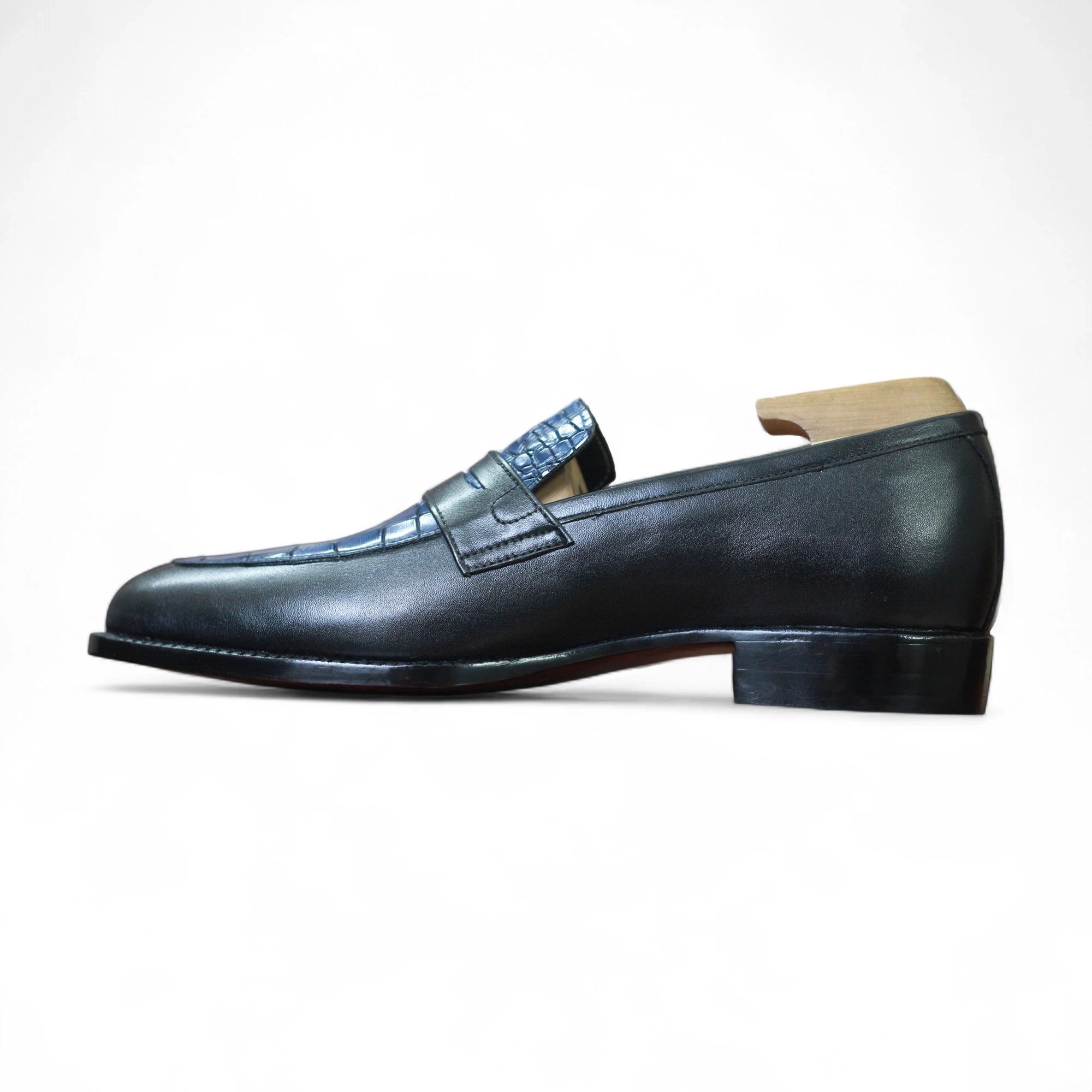 Close-Up of Leather – Close-up of genuine alligator leather on Men’s Penny Loafers, emphasizing the luxurious texture and craftsmanship.