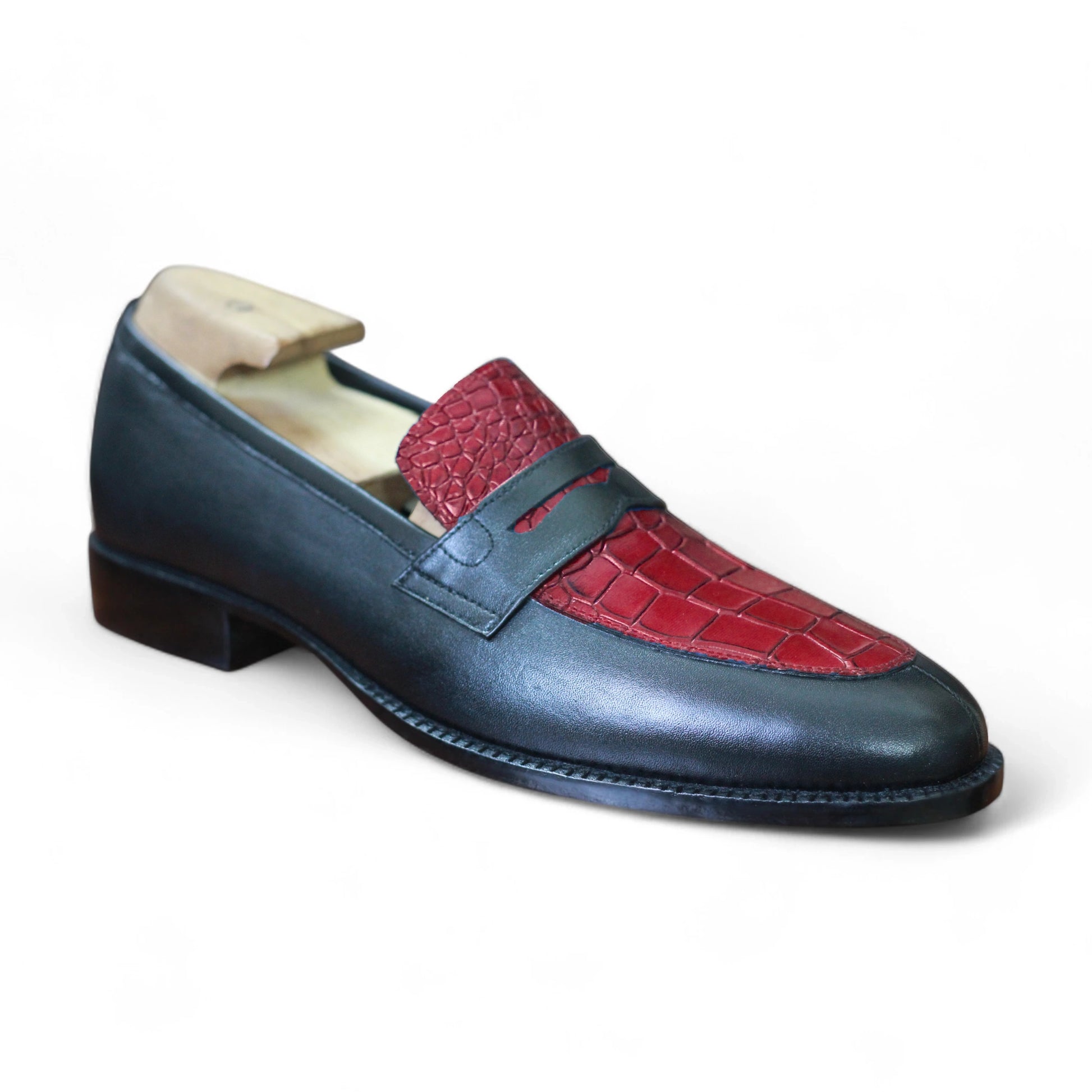 Slip-On Detail – Close-up of the easy slip-on design on Men’s Alligator Leather Penny Loafers, providing convenience and sophistication.

