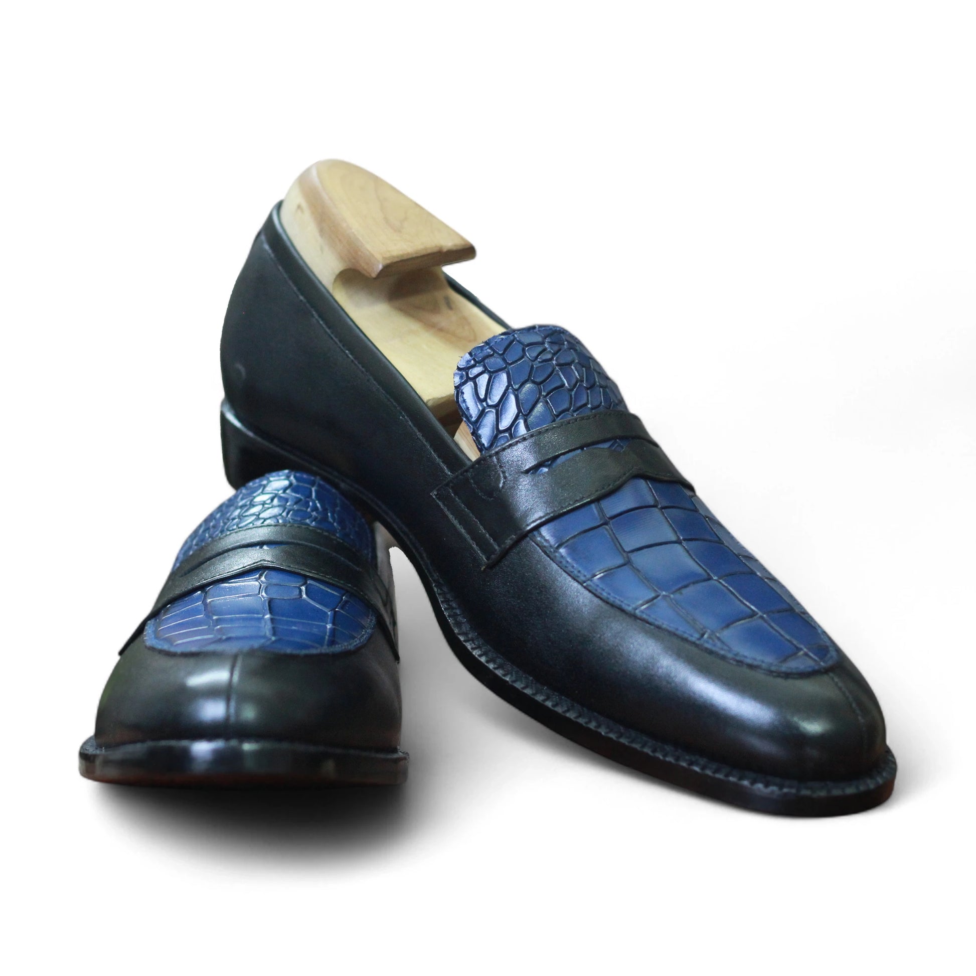 Lining View – Soft leather lining of Men’s Alligator Leather Penny Loafers, enhancing breathability and comfort for all-day wear.
Blue Black 