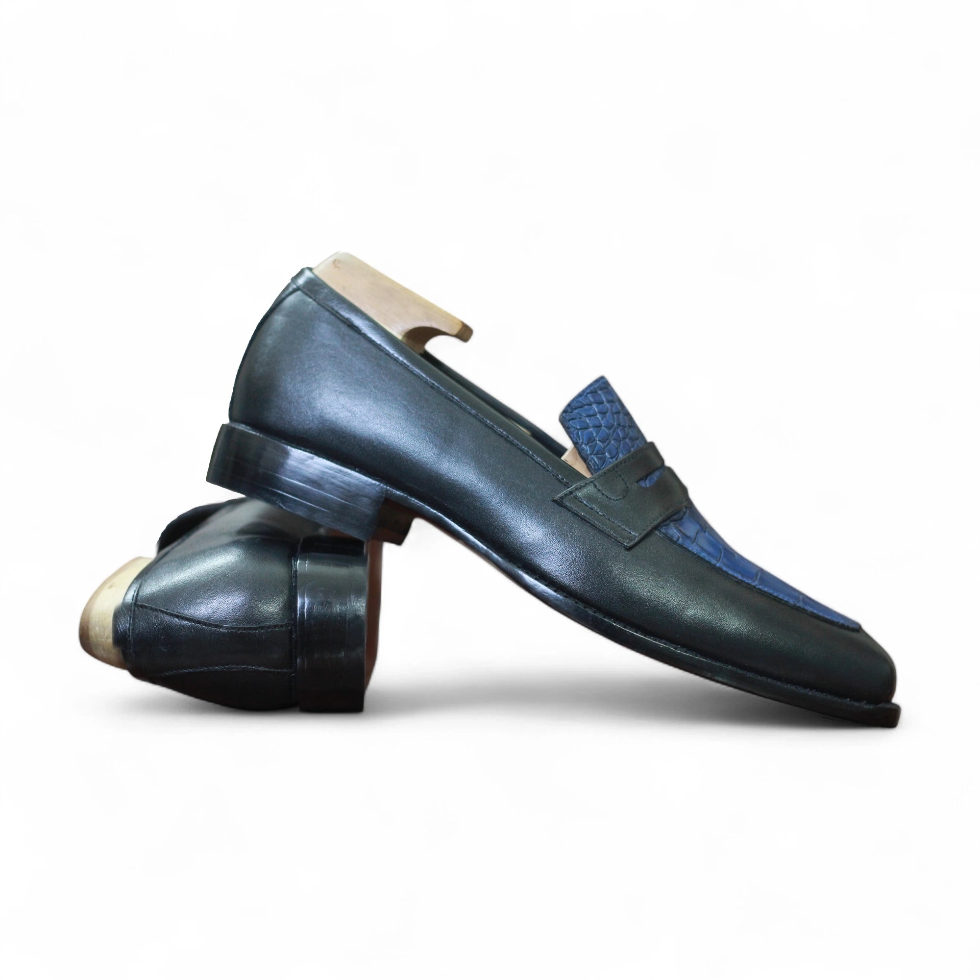 Lifestyle Shot – Men’s Alligator Leather Penny Loafers styled for formal or casual events, offering luxury and comfort.
