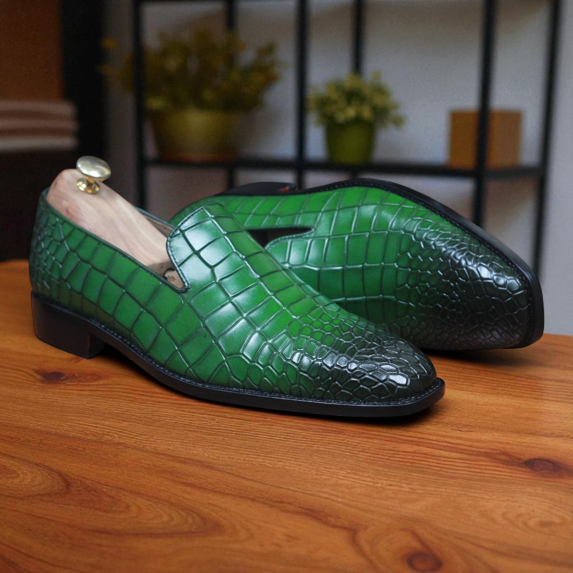 Formal men's loafer shoes in green exotic leather finish


