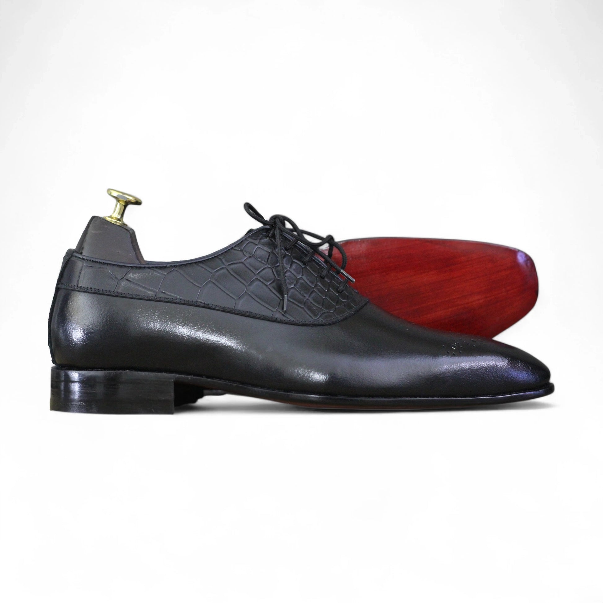 Leather Sole View – Durable leather sole of Handmade Men’s Black Alligator Oxfords, designed for long-lasting wear and added comfort.