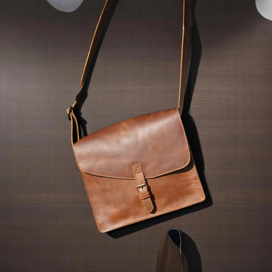 Flap Detail – Natural leather flap with classic buckle and lock

