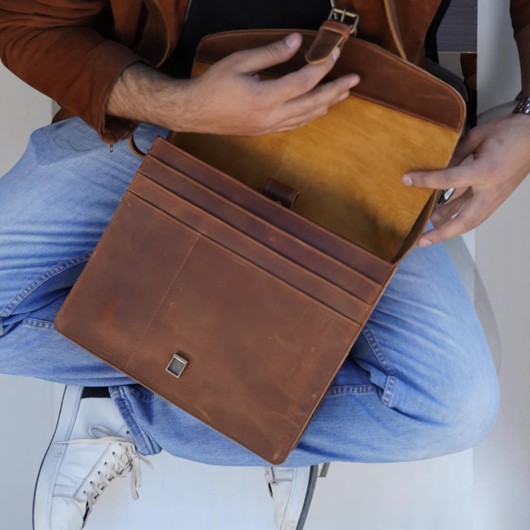 Flap Detail – Natural leather flap with classic buckle and lock

