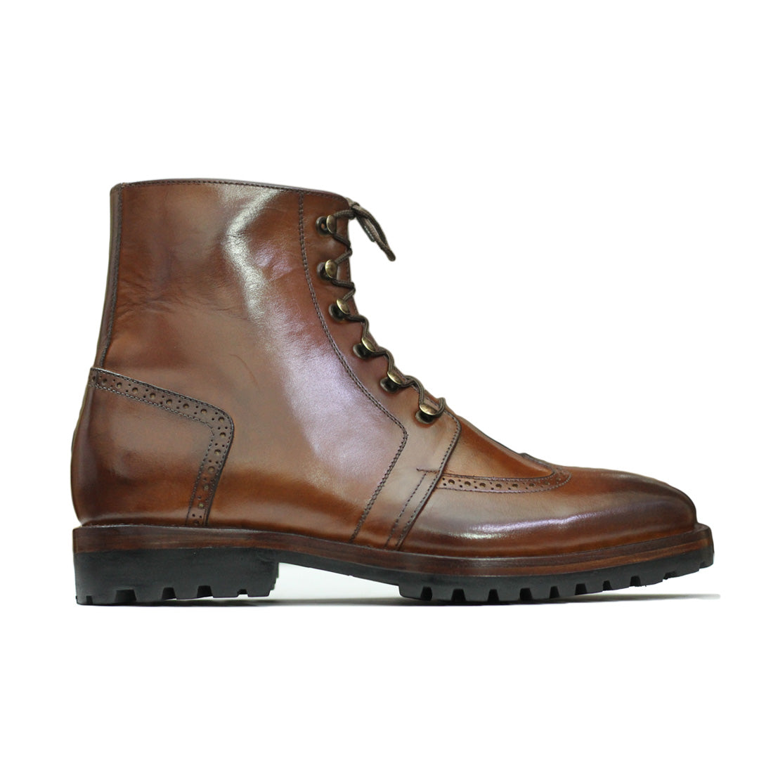 Close-Up of Leather – Close-up of genuine calf leather on Men’s Military Ankle Boots, highlighting the fine craftsmanship and smooth finish.