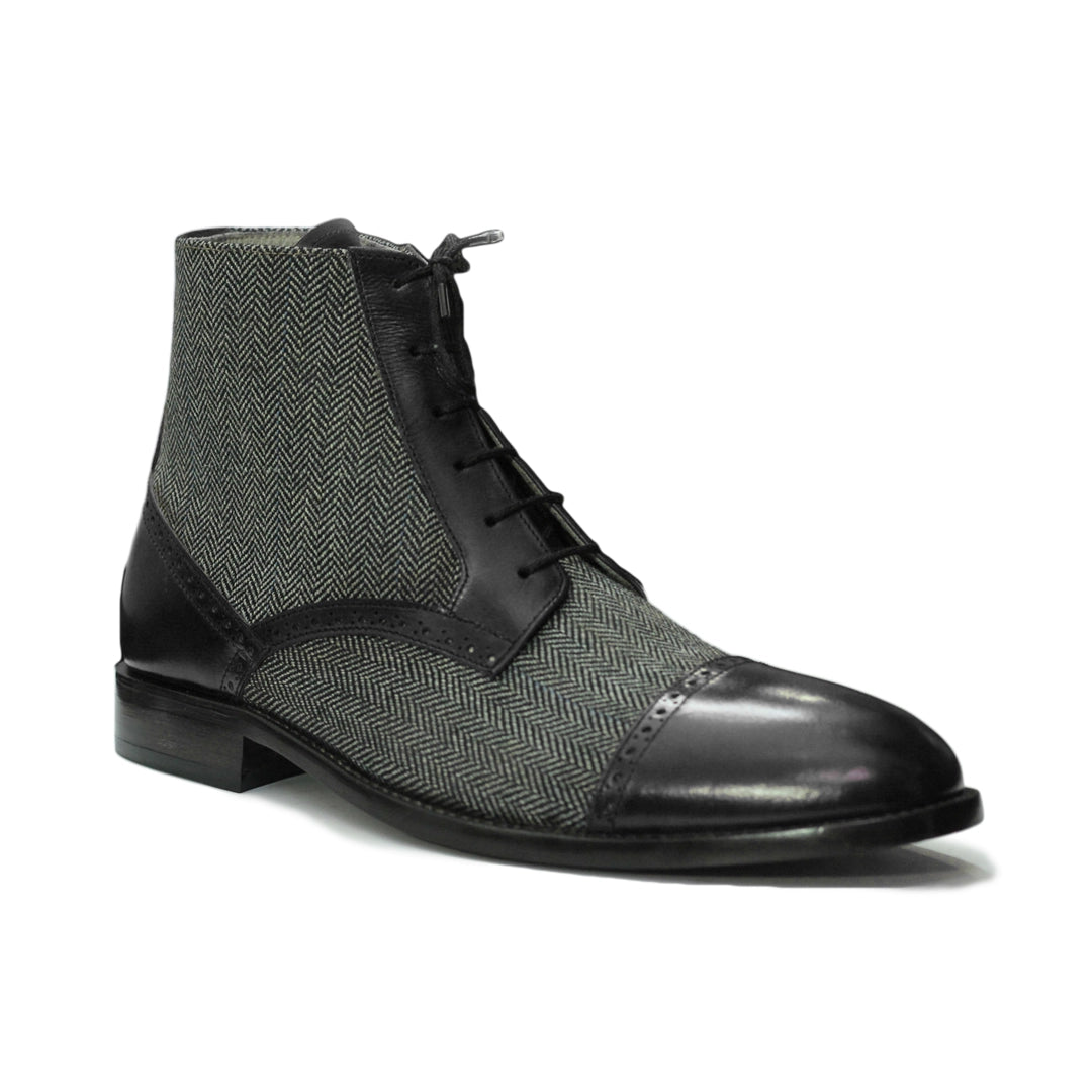 Close-Up of Toe Design – Close-up of cap toe detailing on Men’s Designer Ankle Boots, made from premium leather and stylish tweed material.
 Black Ankle Boots