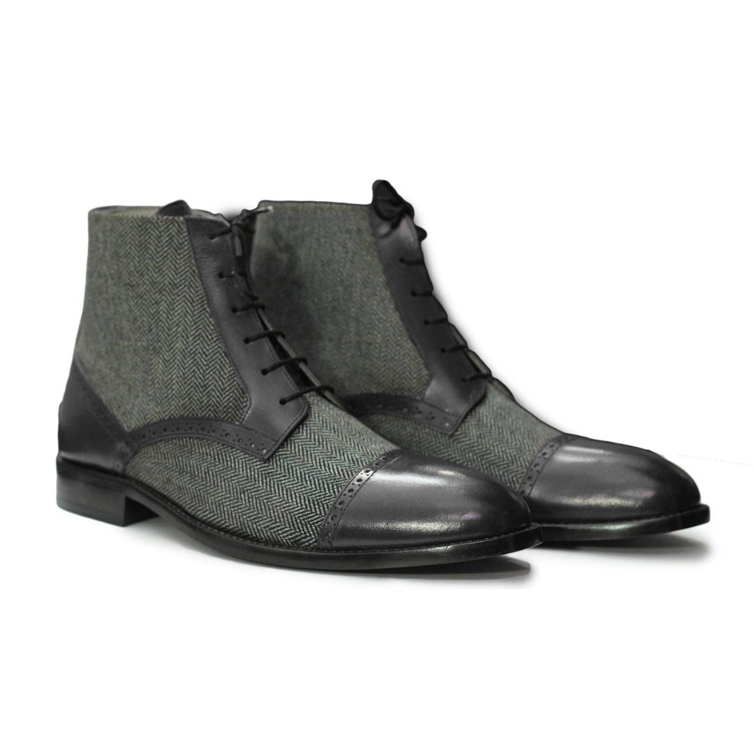 Close-Up Texture – Detailed shot of Men’s Two-Tone Tweed and Leather upper, highlighting the luxurious fabric and premium leather craftsmanship.
Black Cap Toe