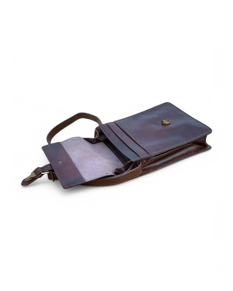 Pocket Close-up – Interior zippered pocket, perfect for securing small valuables like wallets and keys.

