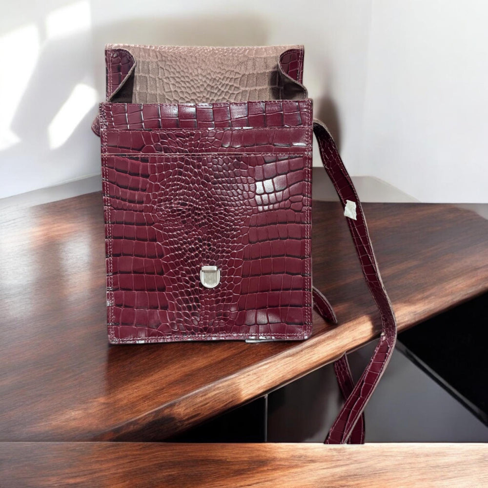 Side View – Side profile highlighting the bag’s depth and structure

