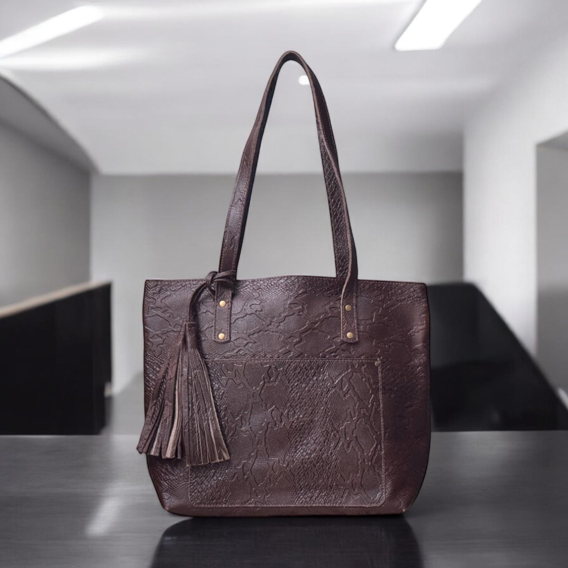 Front View – Elegant full-grain leather tote bag with zipper closure and minimalist design.

